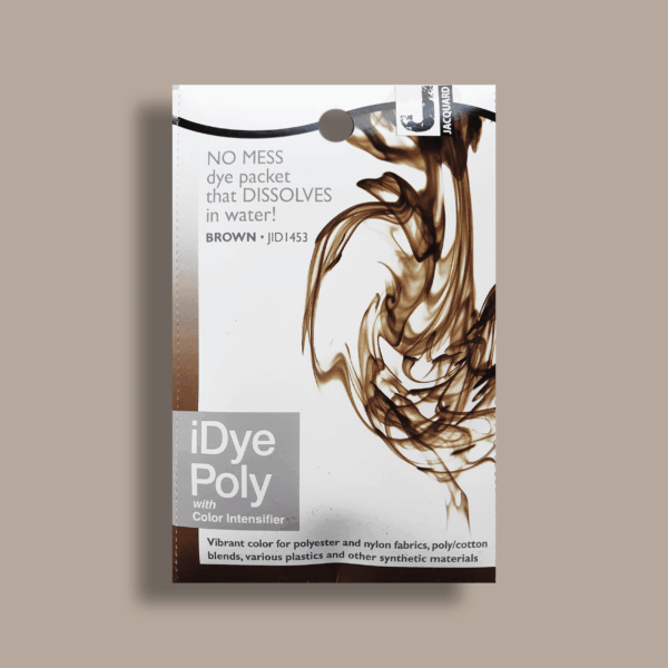 Wit kartonnen verpakking iDye Poly met daarop een abstracte vorm in de kleur van het product, 1453 brown