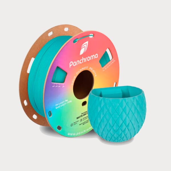 Polymaker Panchroma Matte PLA Arctic Teal. 3D Filament op kartonnen spoel met 3D-geprint voorbeeld.