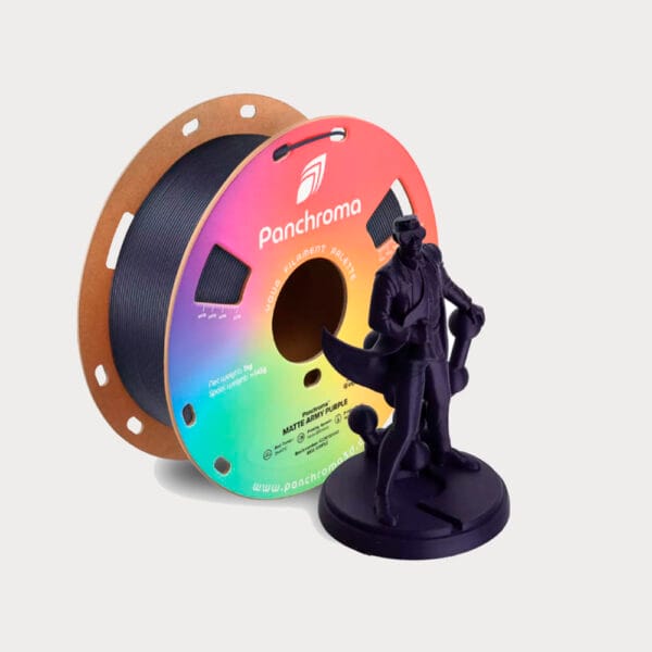 Polymaker Panchroma Matte PLA Army Purple. 3D Filament op kartonnen spoel met 3D-geprint voorbeeld.
