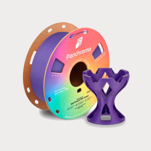 Polymaker Panchroma Matte PLA Electric Indigo. 3D Filament op kartonnen spoel met 3D-geprint voorbeeld.