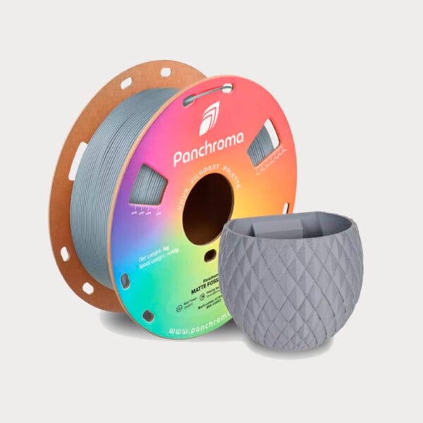 Polymaker Panchroma Matte PLA Fossil Grey. 3D Filament op kartonnen spoel met 3D-geprint voorbeeld.