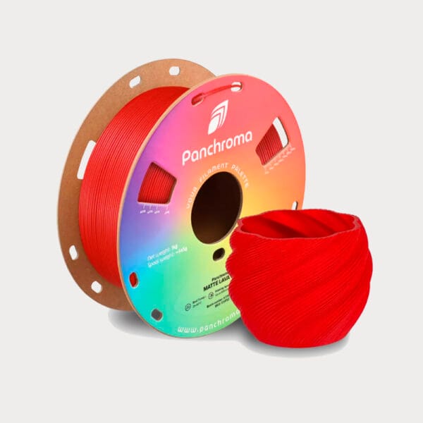 Polymaker Panchroma Matte PLA Lava Red. 3D Filament op kartonnen spoel met 3D-geprint voorbeeld.